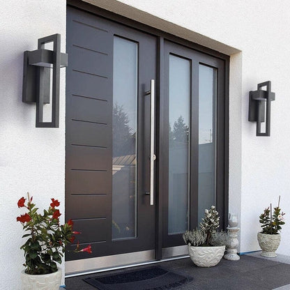 DuskGlow applique da esterno a parete LED in alluminio nero, design rettangolare: due applique ai lati di una porta d'ingresso in legno - Luximode