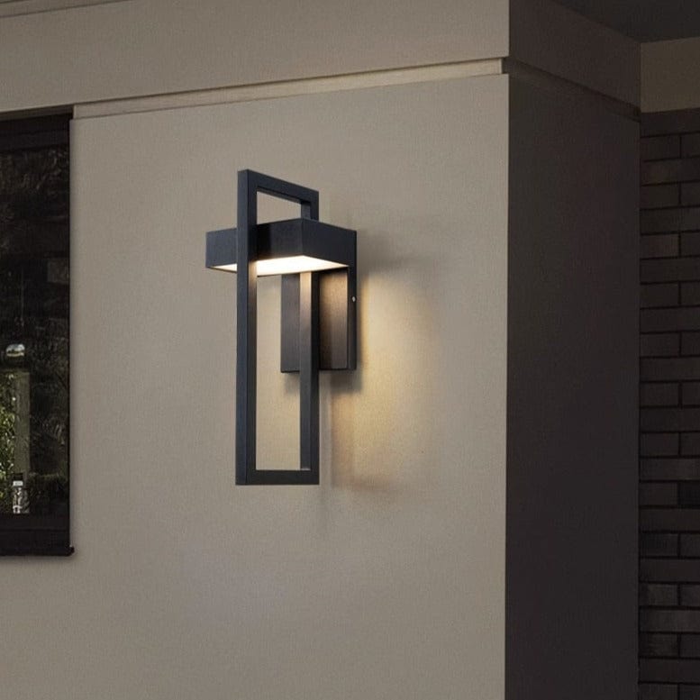 DuskGlow applique da esterno a parete LED in alluminio nero, design rettangolare: accesa all'angolo di un muro grigio - Luximode