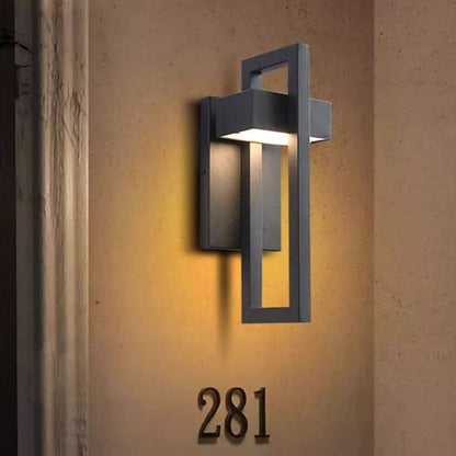 DuskGlow applique da esterno a parete LED in alluminio nero, design rettangolare: accesa accanto al numero civico di una casa - Luximode
