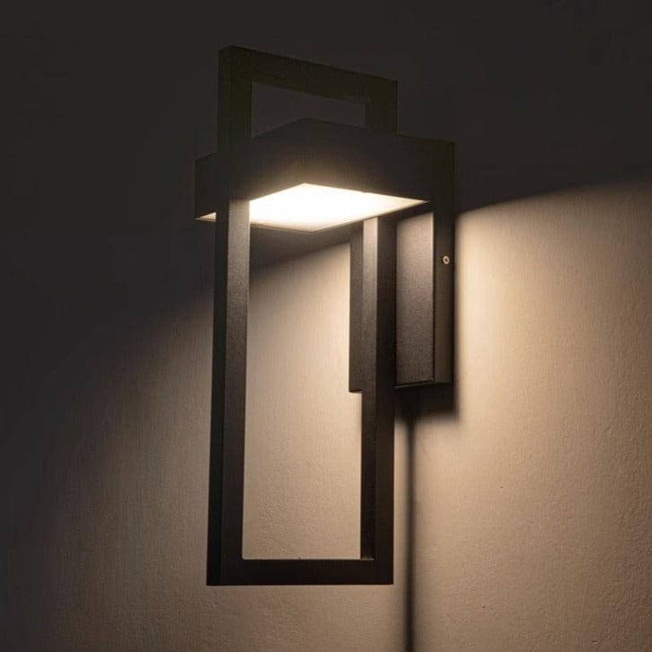 DuskGlow applique da esterno a parete LED in alluminio nero, design rettangolare: accesa su parete calda, vista ravvicinata - Luximode