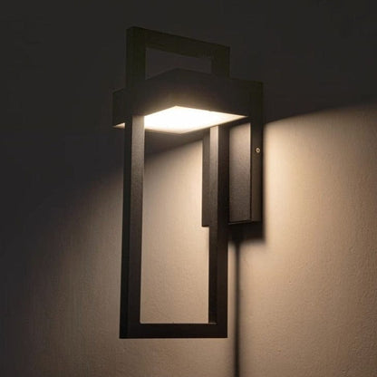 DuskGlow applique da esterno a parete LED in alluminio nero, design rettangolare: accesa su parete calda, vista ravvicinata - Luximode