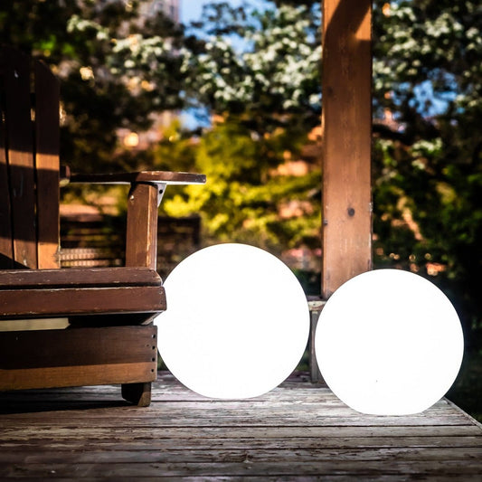 ElementLamp lampada portatile a sfera ricaricabile per interni ed esterni: due sfere accese su una terrazza in legno tra le piante - Luximode