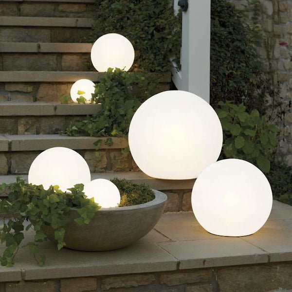 ElementLamp lampada portatile a sfera ricaricabile per interni ed esterni: tre sfere accese su una scala esterna con vasi - Luximode