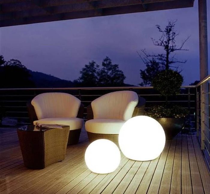 ElementLamp lampada portatile a sfera ricaricabile per interni ed esterni: due sfere accese su un terrazzo con poltrone al tramonto - Luximode