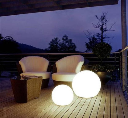 ElementLamp lampada portatile a sfera ricaricabile per interni ed esterni: due sfere accese su un terrazzo con poltrone al tramonto - Luximode