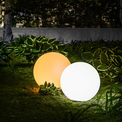 ElementLamp lampada portatile a sfera ricaricabile per interni ed esterni: due sfere accese in un giardino tra le piante di notte - Luximode