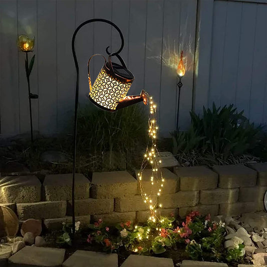 EnchantedCan lampada solare da esterno a forma di annaffiatoio con cascata di micro LED: annaffiatoio sospeso con cascata luminosa in un giardino di notte - Luximode