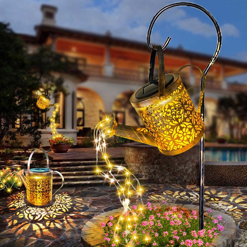 EnchantedCan lampada solare da esterno a forma di annaffiatoio con cascata di micro LED: annaffiatoio accanto a una scalinata con proiezione di luce a terra - Luximode