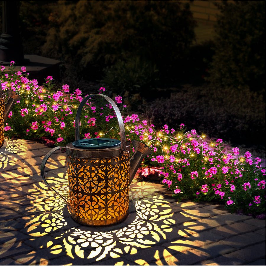 EnchantedCan lampada solare da esterno a forma di annaffiatoio con cascata di micro LED: annaffiatoio con lanterna decorativa tra le aiuole fiorite - Luximode