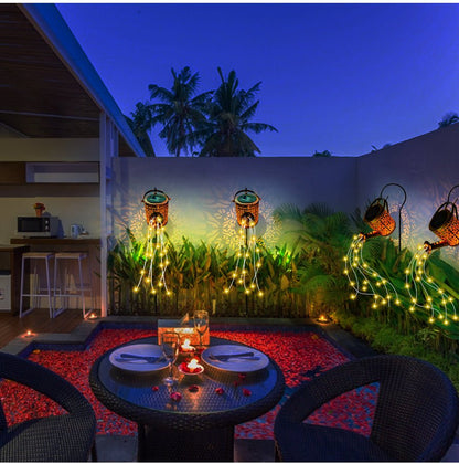 EnchantedCan lampada solare da esterno a forma di annaffiatoio con cascata di micro LED: terrazza di notte illuminata dagli annaffiatoi solari - Luximode
