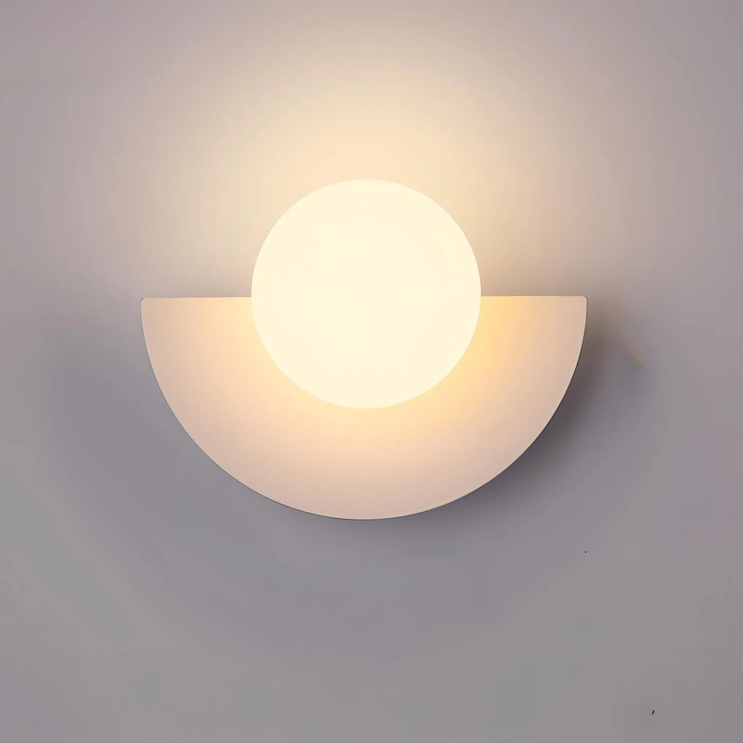 EverestCircle - lampada da parete nordica variante bianca su sfondo neutro | Luximode