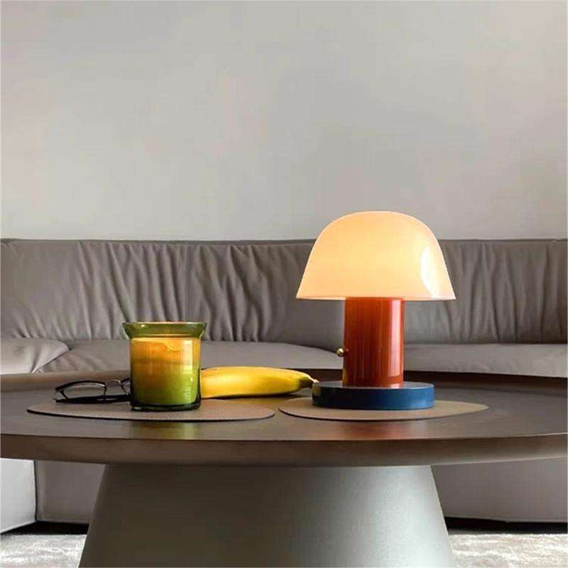 FungoLumiere - luce calda accesa su scrivania in legno chiaro | Luximode