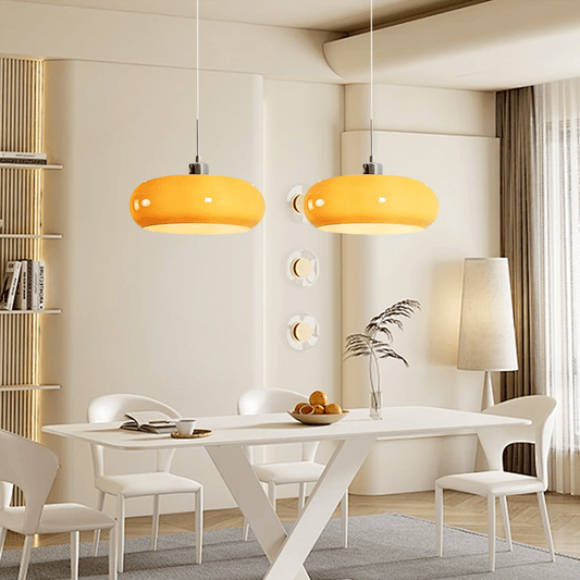 Lampade a sospensione KerianHaus arancione e bianca sopra il tavolo da pranzo