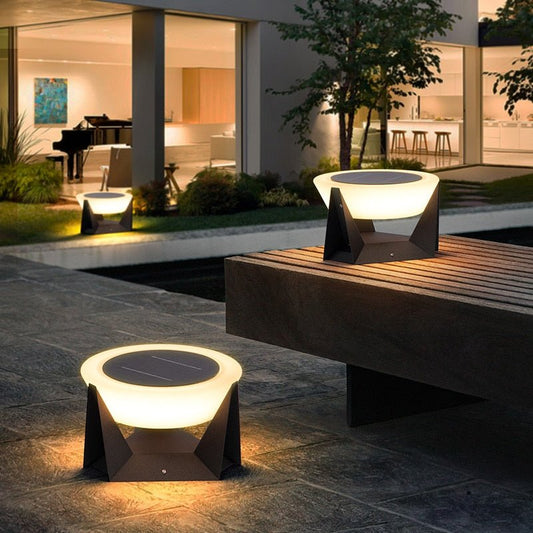 LandingLight lampada solare da esterno per pilastri e muretti: lampade accese su un muretto e a terra in una terrazza - Luximode