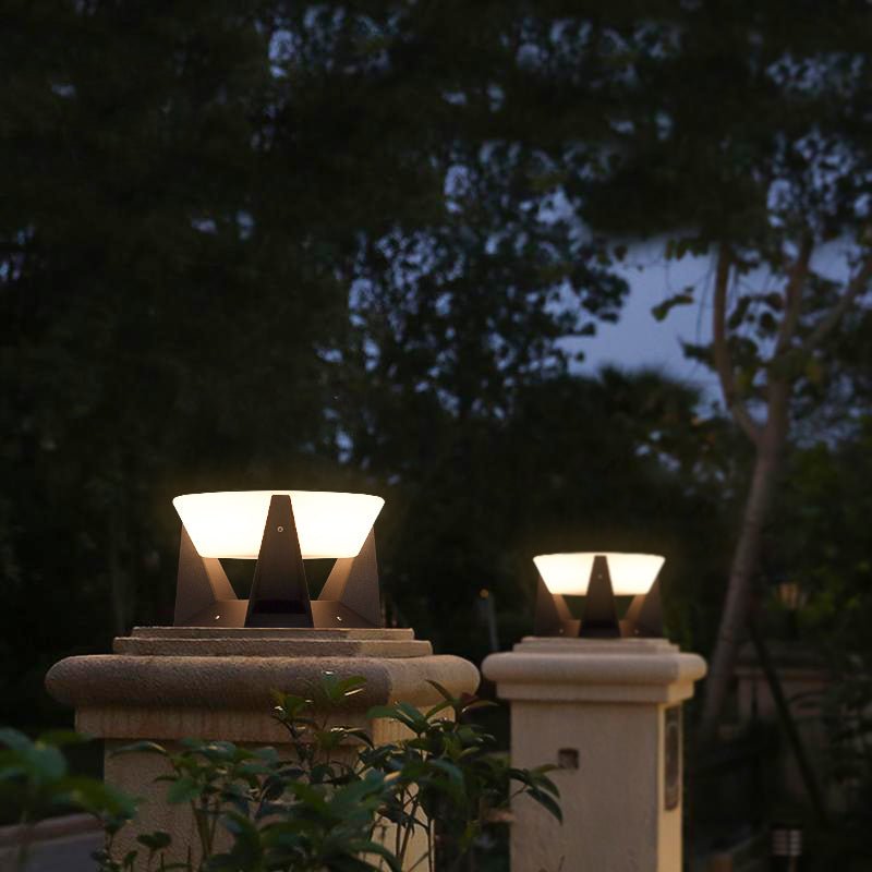 LandingLight lampada solare da esterno per pilastri e muretti: due lampade accese sui pilastri di un vialetto di notte - Luximode