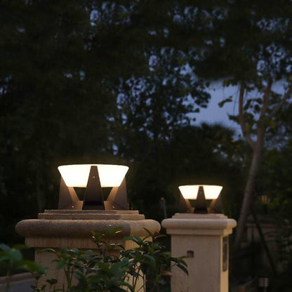 LandingLight lampada solare da esterno per pilastri e muretti: due lampade accese sui pilastri di un vialetto di notte - Luximode