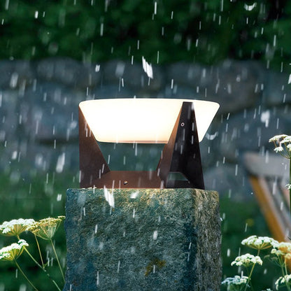 LandingLight lampada solare da esterno per pilastri e muretti: lampada accesa sotto la pioggia, prova di impermeabilita - Luximode