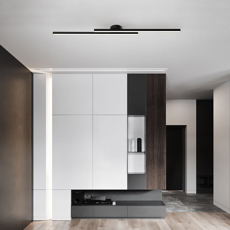 LongStrip nera sul soffitto di un soggiorno con mobili bianchi