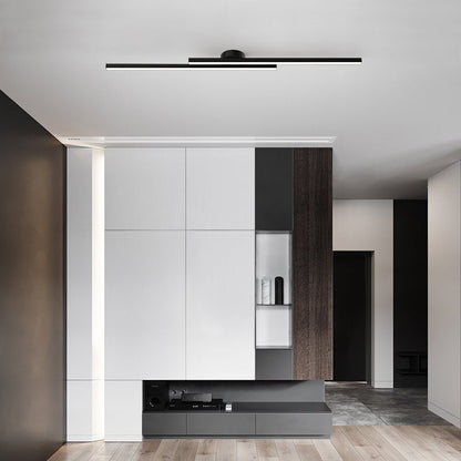 LongStrip nera sul soffitto di un soggiorno con mobili bianchi