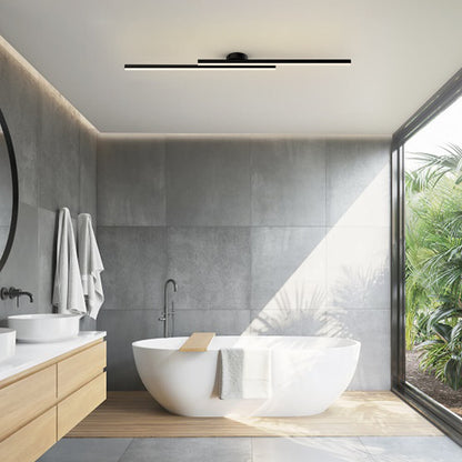 LongStrip nera sul soffitto di un bagno moderno con vasca