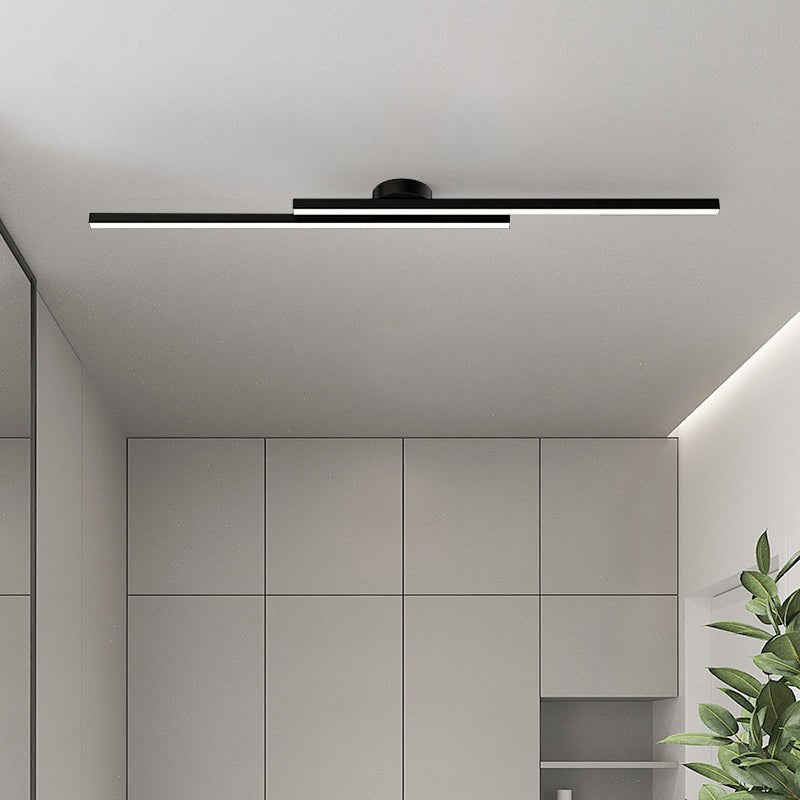 LongStrip accesa, luce diffusa sul soffitto chiaro