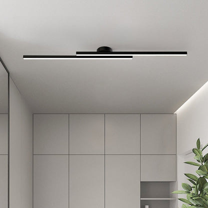 LongStrip accesa, luce diffusa sul soffitto chiaro