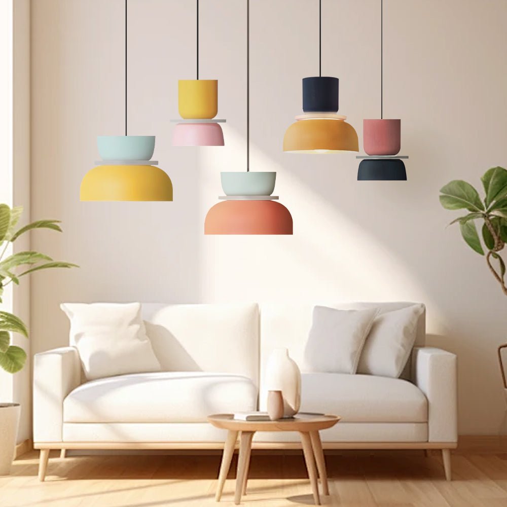 LucieBlock lampada a sospensione nordica in alluminio e acrilico: salotto con divano bianco e quattro sospensioni colorate sopra il tavolino - Luximode