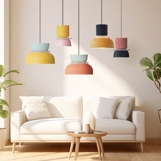 LucieBlock lampada a sospensione nordica in alluminio e acrilico: salotto con divano bianco e quattro sospensioni colorate sopra il tavolino - Luximode