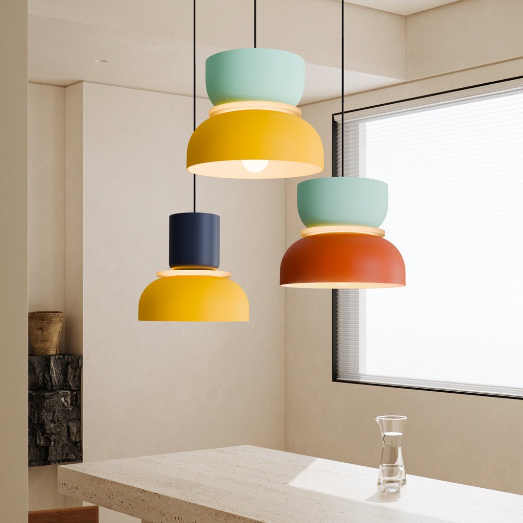 LucieBlock lampada a sospensione nordica in alluminio e acrilico: tre sospensioni gialla, menta e arancione in una sala da pranzo luminosa - Luximode