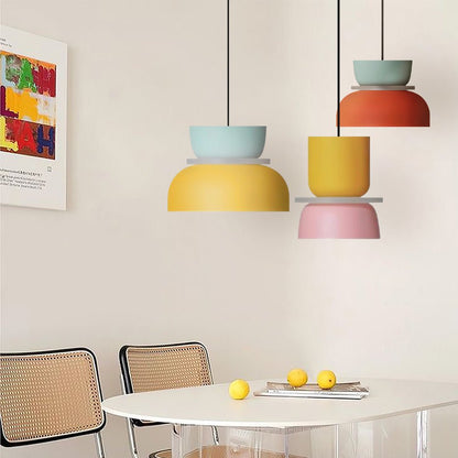 LucieBlock lampada a sospensione nordica in alluminio e acrilico: quattro sospensioni sopra un tavolo da pranzo bianco con sedie in design nordico - Luximode