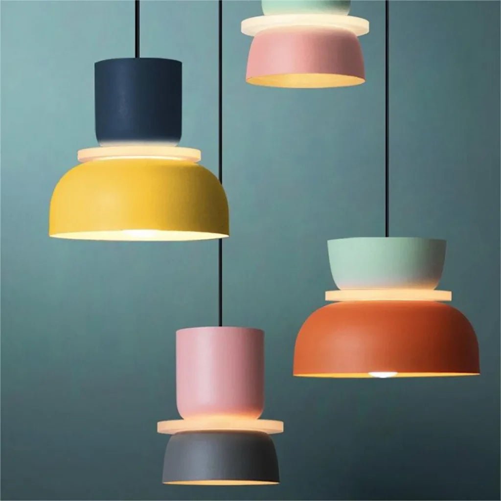 LucieBlock lampada a sospensione nordica in alluminio e acrilico: quattro sospensioni gialla, menta, rosa e arancione su parete verde petrolio - Luximode