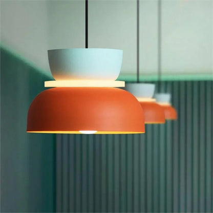 LucieBlock lampada a sospensione nordica in alluminio e acrilico: sospensioni arancione e menta su parete verde a doghe verticali - Luximode
