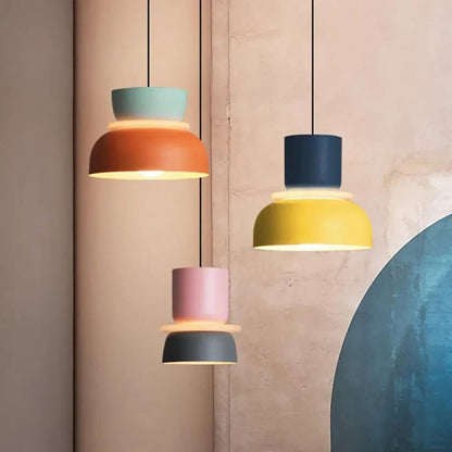 LucieBlock lampada a sospensione nordica in alluminio e acrilico: sospensioni arancione, gialla e rosa su parete rosa cipria - Luximode