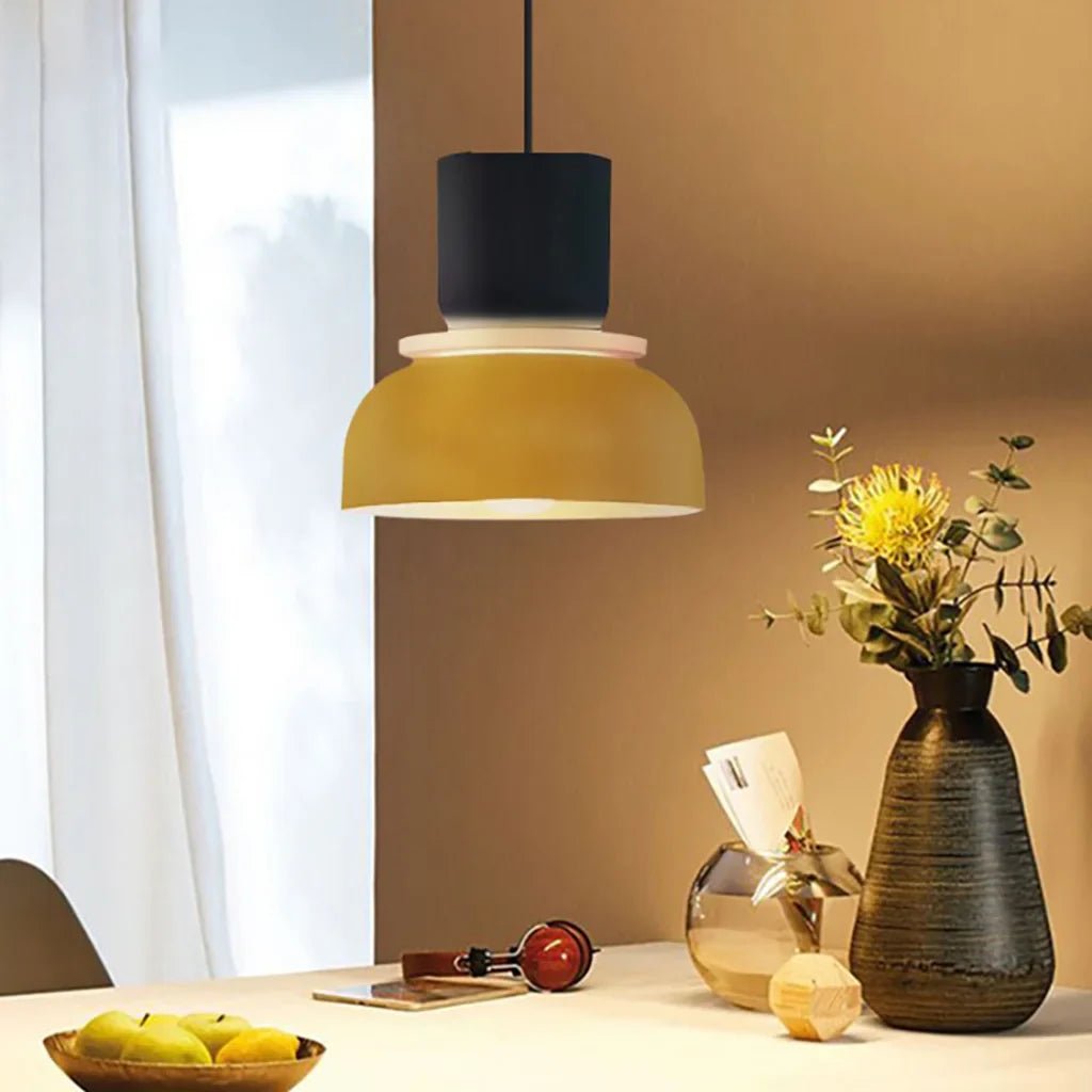 LucieBlock lampada a sospensione nordica in alluminio e acrilico: sospensione gialla sopra un tavolo con vaso di fiori e luce naturale - Luximode