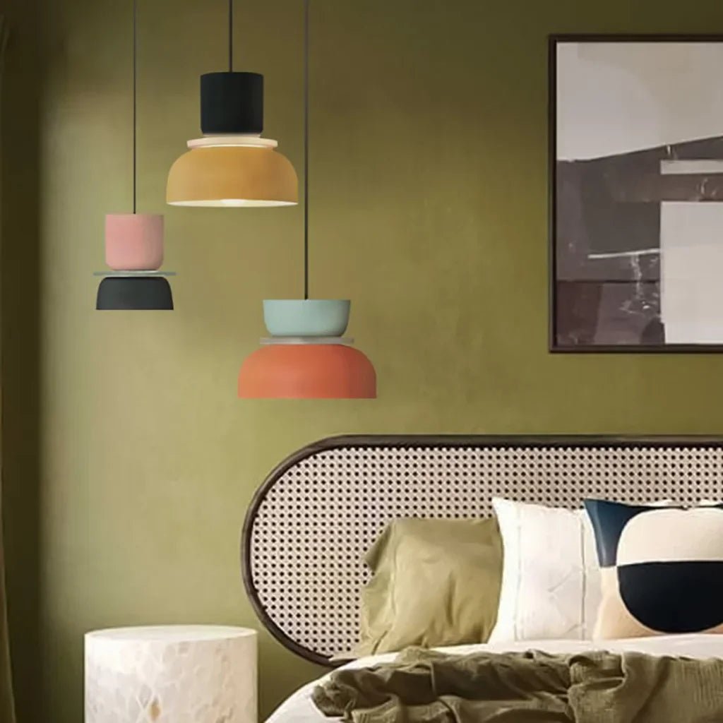 LucieBlock lampada a sospensione nordica in alluminio e acrilico: tre sospensioni sospese davanti a una parete verde oliva in camera da letto - Luximode