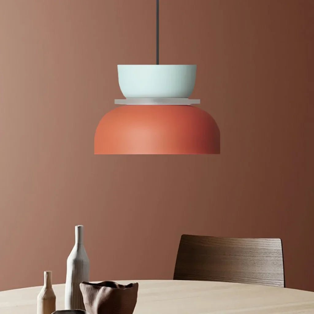 LucieBlock lampada a sospensione nordica in alluminio e acrilico: sospensione arancione con paralume menta su parete terracotta - Luximode