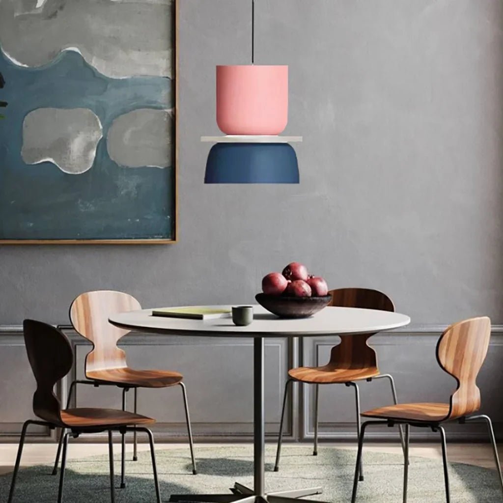 LucieBlock lampada a sospensione nordica in alluminio e acrilico: sospensione rosa e blu notte sopra un tavolo rotondo da pranzo - Luximode