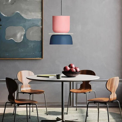 LucieBlock lampada a sospensione nordica in alluminio e acrilico: sospensione rosa e blu notte sopra un tavolo rotondo da pranzo - Luximode