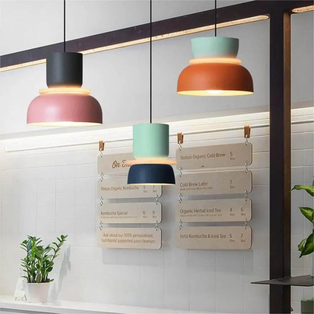 LucieBlock lampada a sospensione nordica in alluminio e acrilico: sospensioni rosa e menta in un open space con struttura metallica nera - Luximode