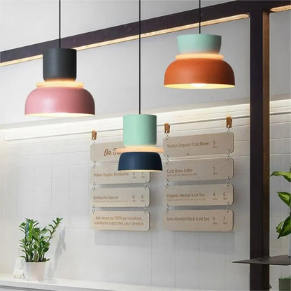 LucieBlock lampada a sospensione nordica in alluminio e acrilico: sospensioni rosa e menta in un open space con struttura metallica nera - Luximode