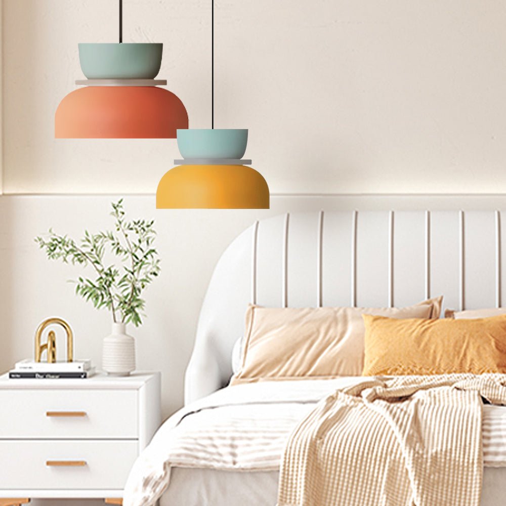 LucieBlock lampada a sospensione nordica in alluminio e acrilico: sospensione menta e arancione sopra il comodino di una camera da letto bianca - Luximode