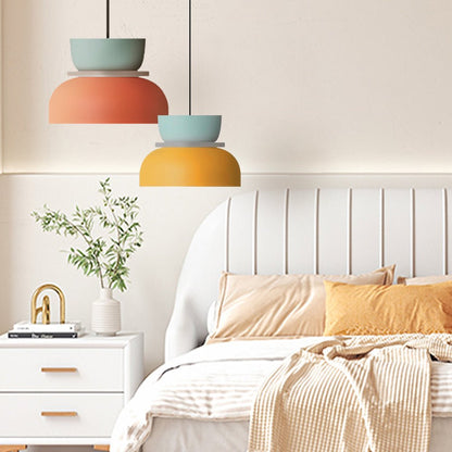 LucieBlock lampada a sospensione nordica in alluminio e acrilico: sospensione menta e arancione sopra il comodino di una camera da letto bianca - Luximode