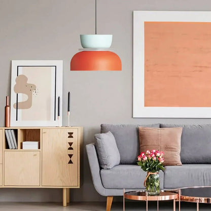 LucieBlock lampada a sospensione nordica in alluminio e acrilico: sospensione arancione e menta in un salotto grigio con divano e quadro - Luximode