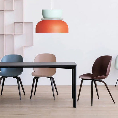 LucieBlock lampada a sospensione nordica in alluminio e acrilico: sospensione arancione e menta sopra un tavolo da pranzo nero con sedie colorate - Luximode