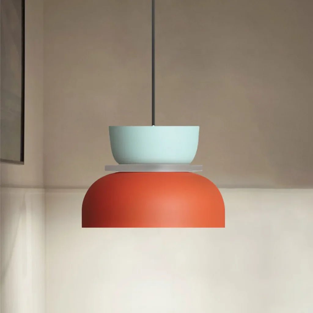 LucieBlock lampada a sospensione nordica in alluminio e acrilico: primo piano della sospensione arancione con paralume menta su fondo neutro - Luximode