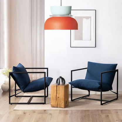 LucieBlock lampada a sospensione nordica in alluminio e acrilico: sospensione arancione e menta in un salotto con due poltrone blu - Luximode