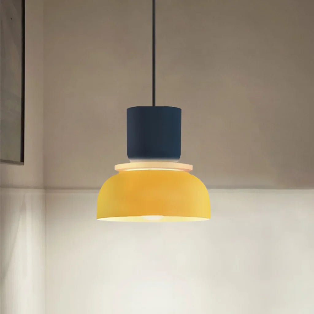 LucieBlock lampada a sospensione nordica in alluminio e acrilico: primo piano della sospensione gialla con paralume menta - Luximode