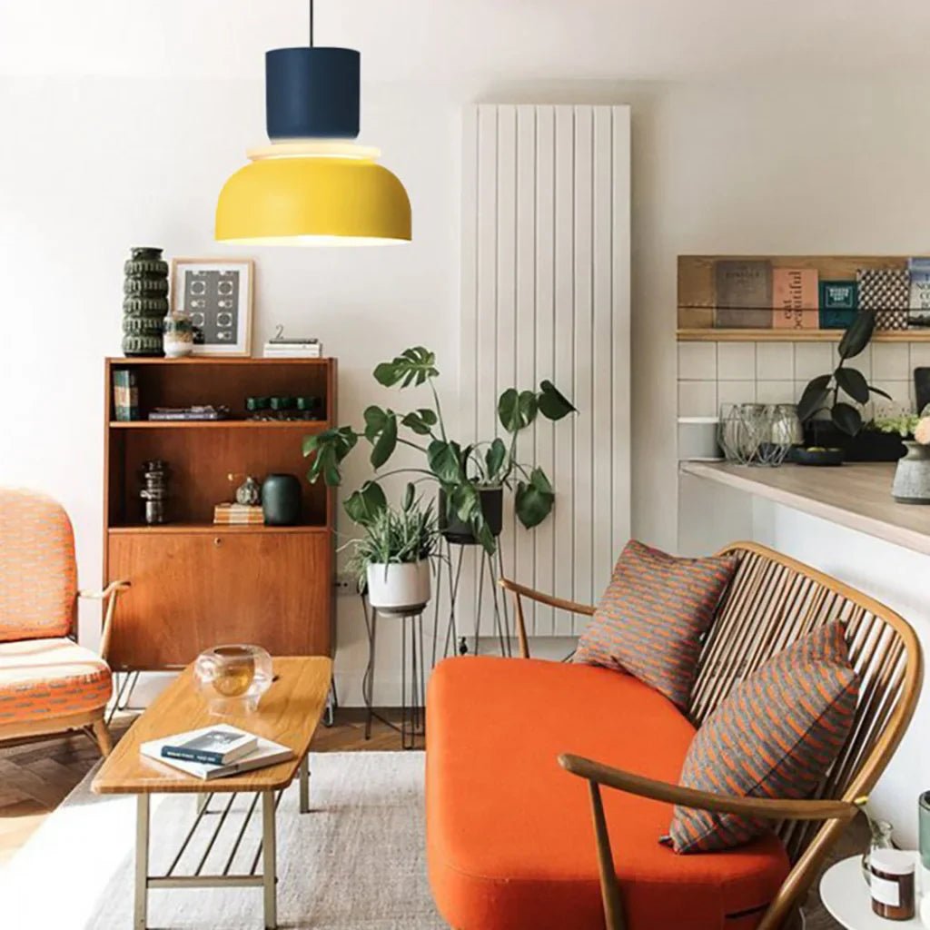 LucieBlock lampada a sospensione nordica in alluminio e acrilico: sospensione gialla in un salotto vintage con divano arancione - Luximode