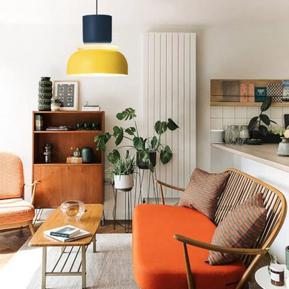LucieBlock lampada a sospensione nordica in alluminio e acrilico: sospensione gialla in un salotto vintage con divano arancione - Luximode