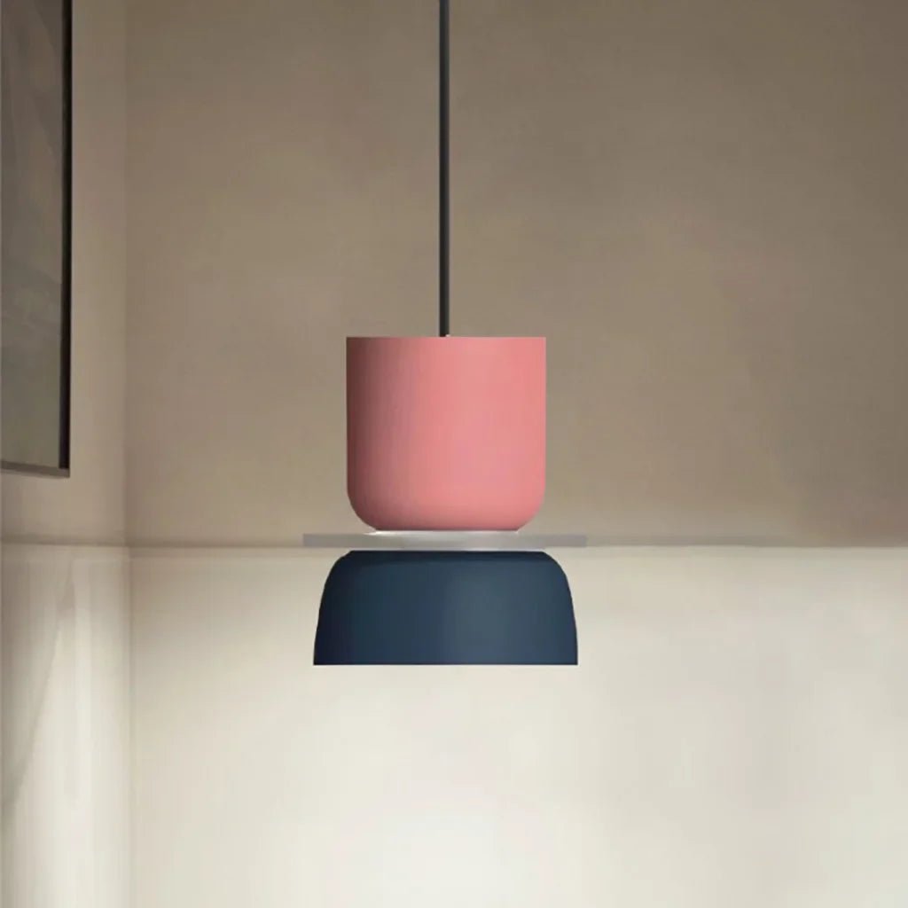 LucieBlock lampada a sospensione nordica in alluminio e acrilico: primo piano della sospensione rosa con paralume blu notte - Luximode